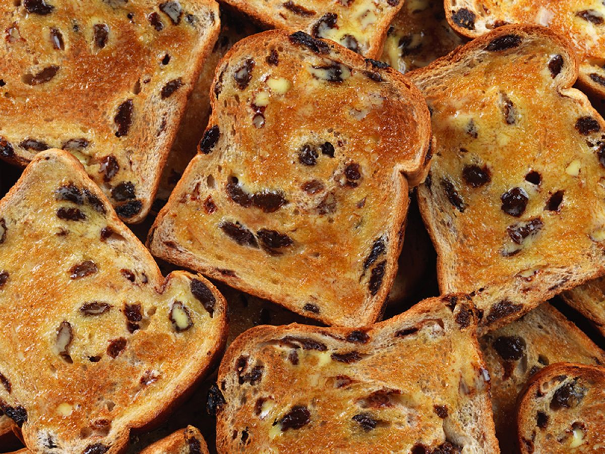 Raisin Loaf With Cinnamon 400g Fruit Loaves And Bread Warburtons